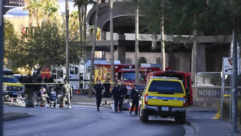 Axentes traballan perto da entrada da Torre Trump tras a explosi&oacute;n dun Tesla Cybertruck. (Foto:  Mikael Ona / ZUMA Press Wire / dpa)