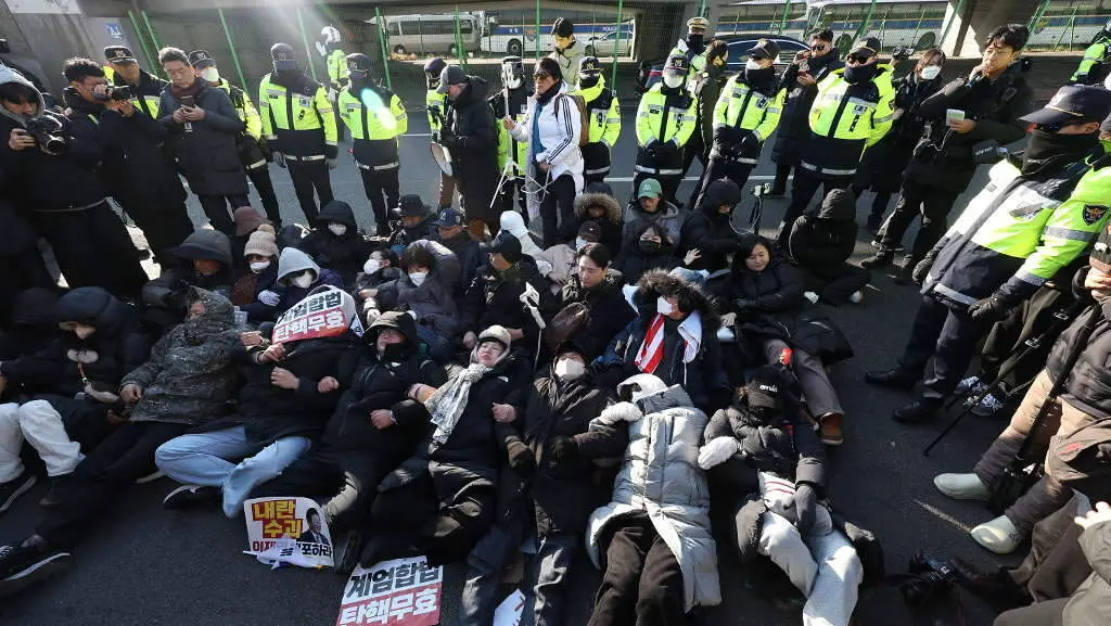 Protesta en Se&uacute;l, a capital de Corea do Sur, o 2 de xaneiro de 2025 a favor de Yoon Suk-yeol. (Foto: YNA / DPA v&iacute;a Europa Press)
