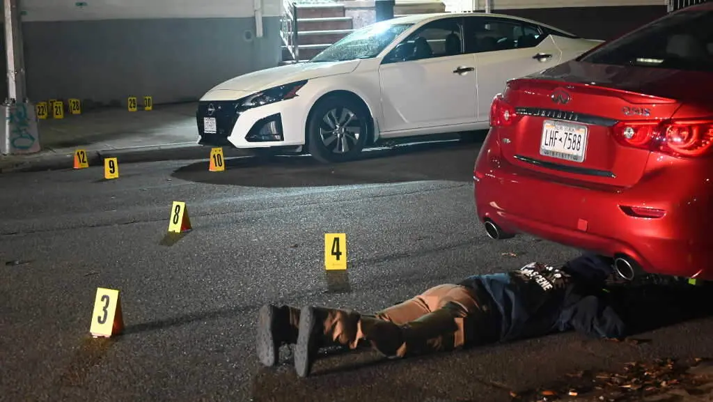 Un polic&iacute;a investigando o 2 de xaneiro de 2025 o lugar do tiroteo poucas horas antes en Nova York (Estados Unidos). (Foto: Kyle Mazza / SOPA Im&aacute;genes v&iacute;a ZUMA / DPA v&iacute;a Europa Press)