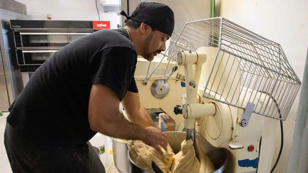 Un home traballa nunha pastalar&iacute;a. (Foto: Rafael Bastante / Europa Press)