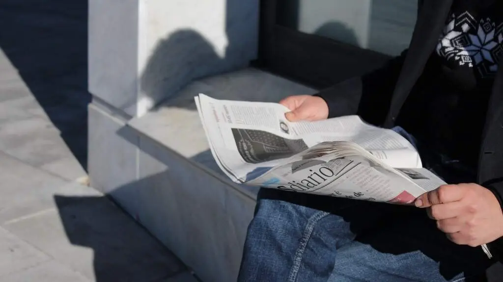 Unha persoa lendo un exemplar de 'N&oacute;s Diario', que cinco anos despois segue a ser o &uacute;nico xornal en papel escrito integramente en galego. (Foto: N&oacute;s Diario)