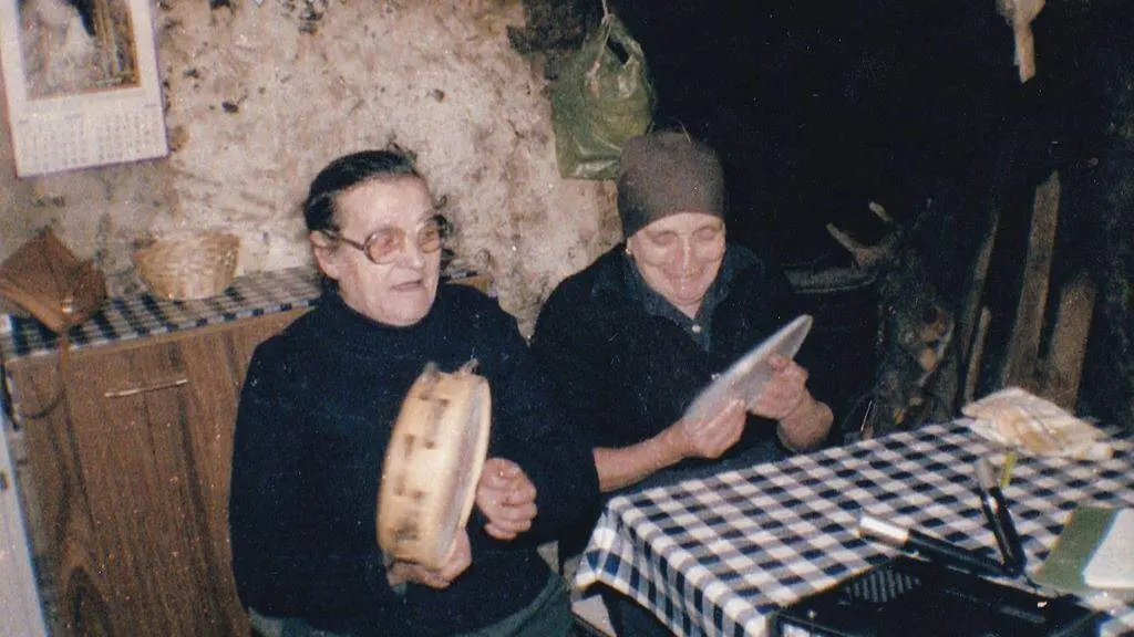 Adolfina e Rosa Cas&aacute;s na Vila da Igrexa (Cerceda), retratadas por Doroth&eacute; Schubarth. (Foto: Doroth&eacute; Schubarth)