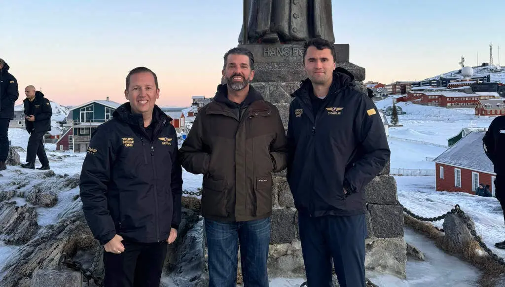 Donald Trump Jr. (no centro), o 7 de xaneiro de 2025 en Groenlandia con dous membros da tripulaci&oacute;n do avi&oacute;n do seu pai, o presidente electo dos Estados Unidos, Donald Trump. (Foto: Donald Trump Jr.)