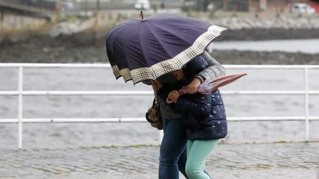 D&uacute;as persoas cami&ntilde;an con dificultade por mor do vento, en Viveiro (A Mari&ntilde;a) nunha imaxe de arquivo. (Foto: Carlos Castro / Europa Press)
