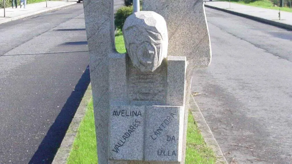 Monumento que lembra a Avelina_Valladares na Estrada.