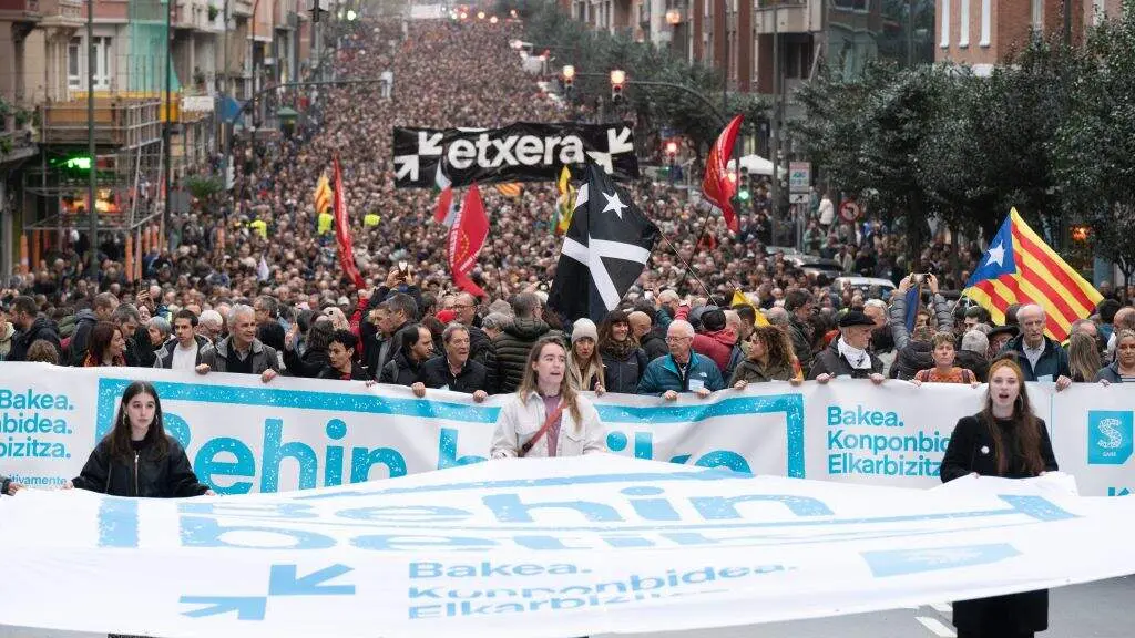 Decenas de miles de persoas manifest&aacute;ronse en Bilbao, convocadas por Sare. (Foto: David de Haro / Europa Press)