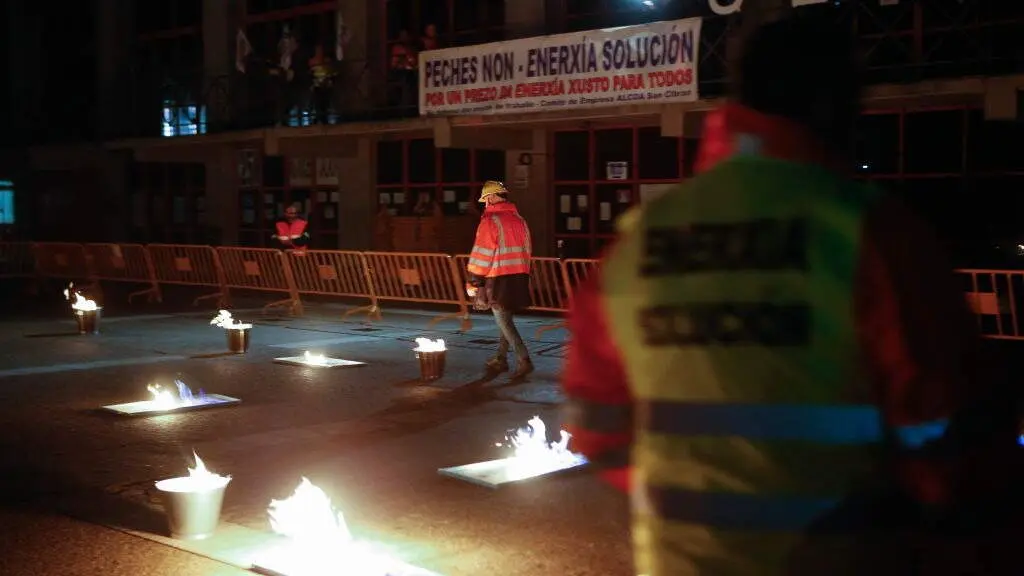 Traballadores de Alcoa concentr&aacute;ronse diante do concello de Xove (A Mari&ntilde;a) este 11 de xaneiro. (Foto: Carlos Castro / Europa Press)