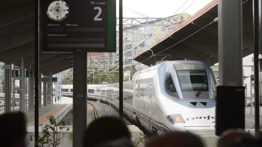 Chegada dun tren &aacute; estaci&oacute;n da Gudi&ntilde;a. (Foto: Rosa Veiga / Europa Press)