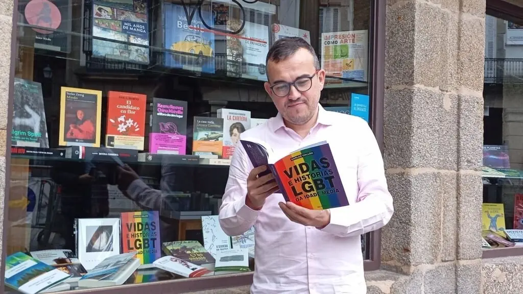 O escritor Carlos Call&oacute;n, cun exemplar da s&uacute;a &uacute;ltima obra. (Foto: Europa Press)