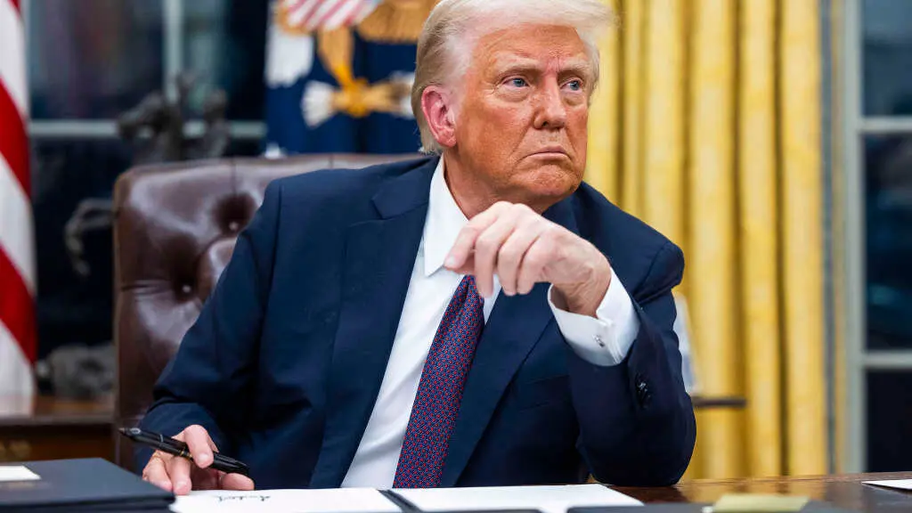 Donald Trump, presidente dos Estados Unidos, asinando decretos executivos o 21 de xaneiro de 2025 (hora da Galiza) na Casa Branca. (Foto: Jim LoScalzo / CNP / Europa Press)