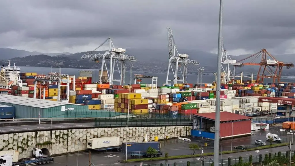Vista de guindastres e contedores amoreados no Porto de Vigo. (Foto: Porto de Vigo)