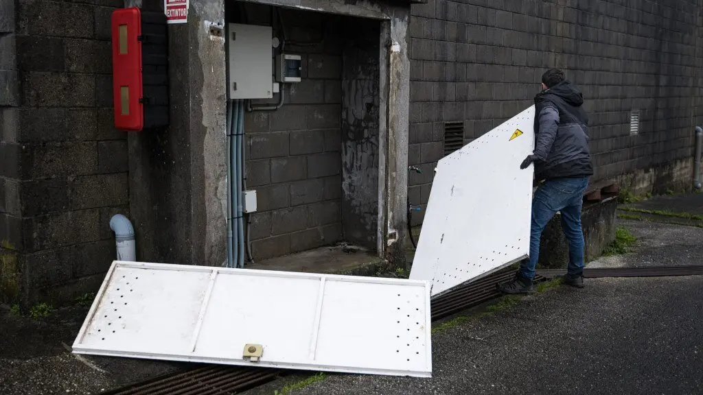 A porta dun contador desprendeuse esta segunda feira no Saln&eacute;s polos refachos de vento que trouxo a borrasca 'Herminia'. (Foto: Elena Fern&aacute;ndez / Europa Press)