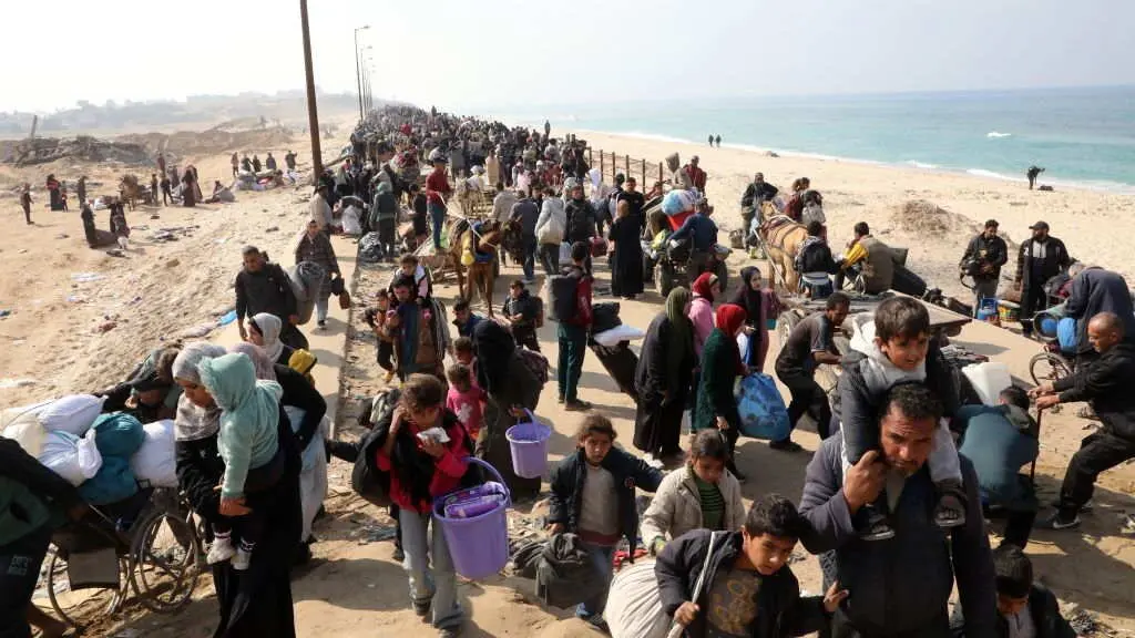 Palestinos desprazados regresan ao norte de Gaza a trav&eacute;s da estrada Al Rashid este 28 de xaneiro. (Foto: Europa Press / Contacto / Ali Hamad Apaimages)