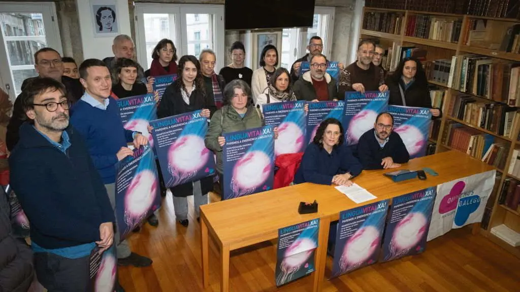 Celia Armas e Marcos Maceira, na mesa, xunto a representantes de entidades. (Foto: Arxina)