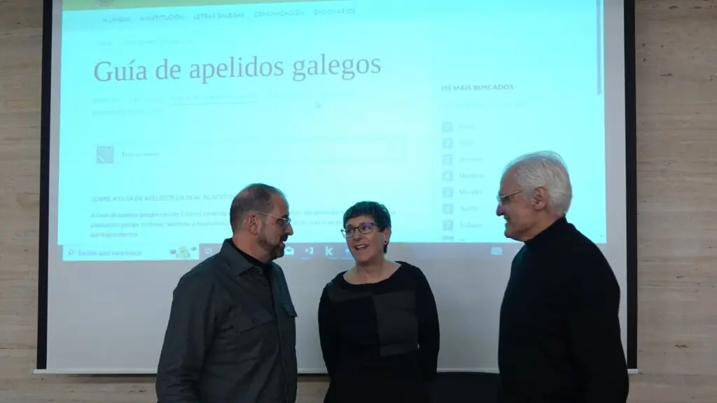 Ana Boull&oacute;n, coordinadora da gu&iacute;a, co presidente da RAG, V&iacute;ctor F. Freixanes, e o vicesecretario, Henrique Monteagudo, na presentaci&oacute;n do Dicionario de Apelidos Galegos. (Fonte: RAG)