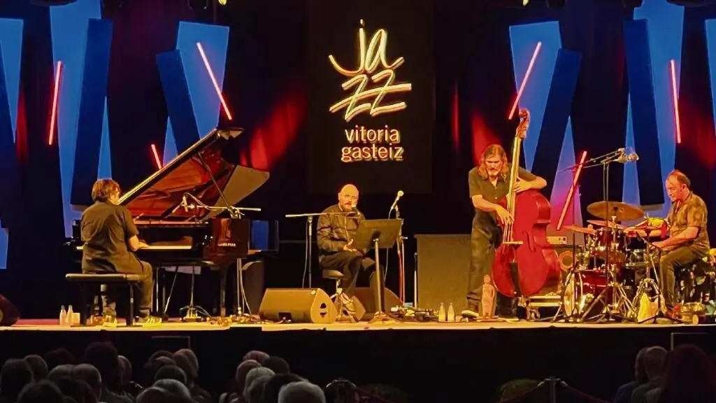 Sumrr&aacute; con El Ni&ntilde;o de Elche na s&uacute;a actuaci&oacute;n no Festival de Jazz de Vitoria, en xullo de 2024. (Foto: Sumrr&aacute;)
