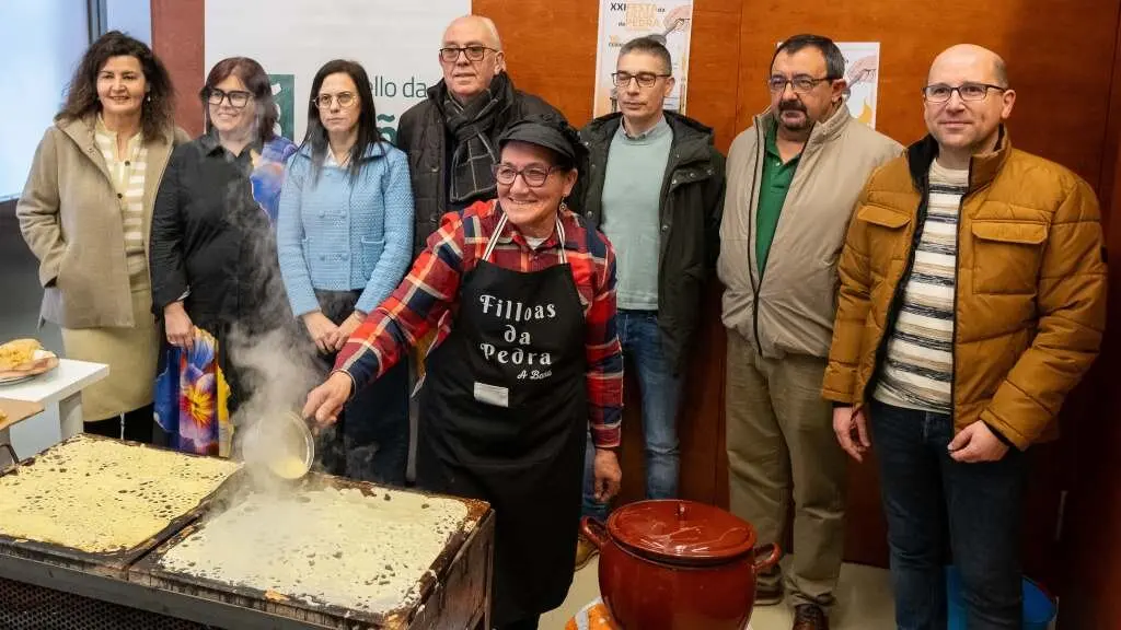Bel&eacute;n Cape&aacute;ns, Pilar Lueiro, M&oacute;nica Garc&iacute;a, Andr&eacute;s Garc&iacute;a, Jos&eacute; Antonio Pereira, Jes&uacute;s Pena, &Aacute;lvaro Silva e Helena, onte en Compostela. (Foto: Arxina)