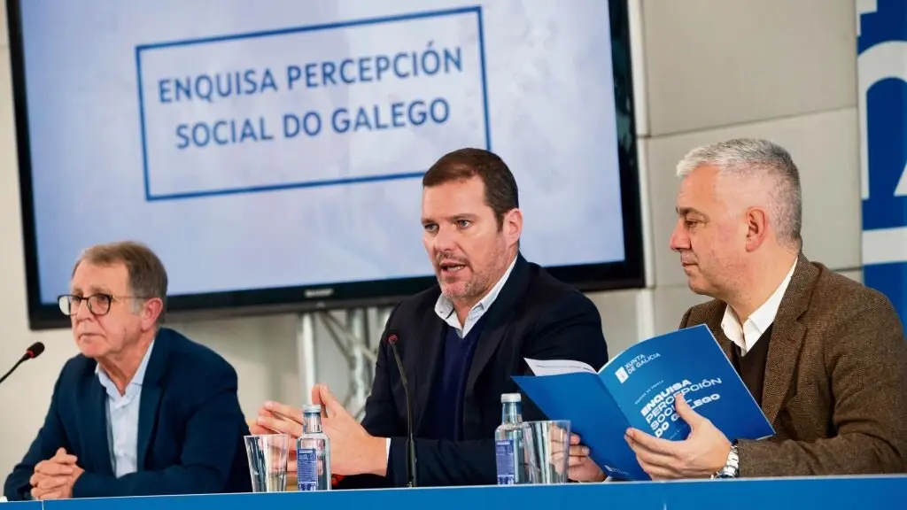 Manuel Gonz&aacute;lez, Jos&eacute; L&oacute;pez Campos e Valent&iacute;n Garc&iacute;a presentaron esta quinta feira a enquisa. (Foto: Xunta da Galiza)