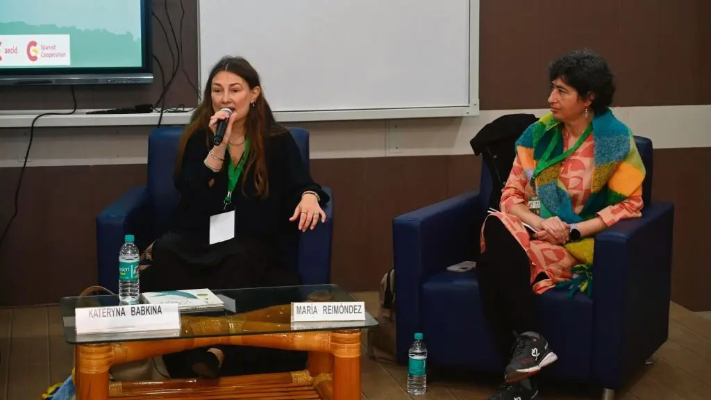 A poeta ucra&iacute;na Kateryna Babkina e Mar&iacute;a Reim&oacute;ndez na mesa sobre literatura 
para a mocidade. (Foto: Duilf)