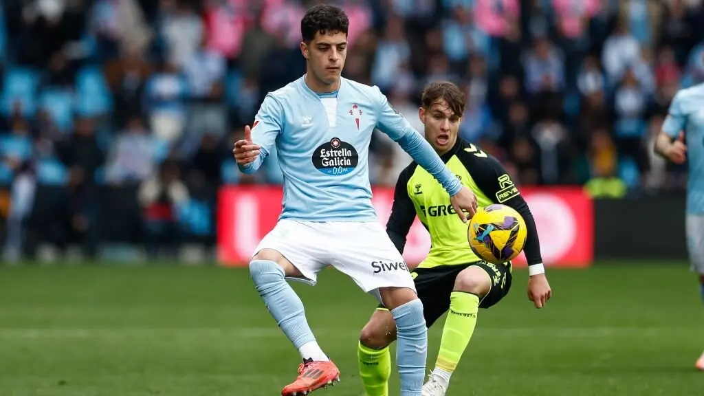 Hugo Alvarez controlando un bal&oacute;n ante o Betis. (Foto: AFP7 / Europa Press)
