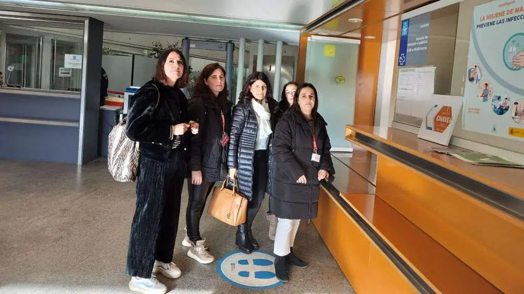 Luc&iacute;a Pe&oacute;n, &aacute; fronte, xunto a outras mebros da xunta de persoal do Chuac este 12 de febreiro. (Foto: N&oacute;s Diario)