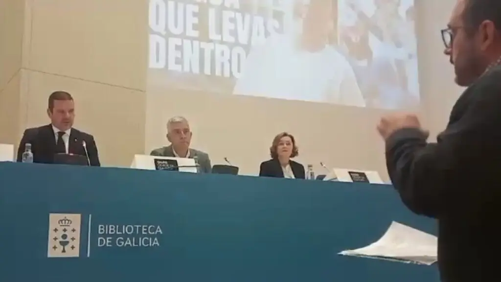 Jos&eacute; L&oacute;pez Campos e Valent&iacute;n Garc&iacute;a presidiron o acto desta cuarta feira. (Foto: N&oacute;s Diario)