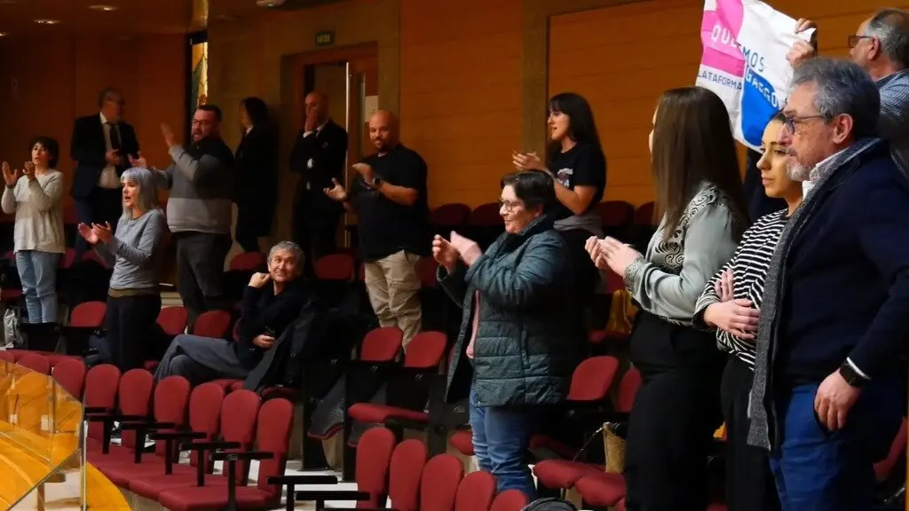 Acci&oacute;n reivindicativa organizada por integrantes da plataforma Queremos Galego na tribuna de visitantes do Parlamento, esta quinta feira. (Foto: N&oacute;s Diario)