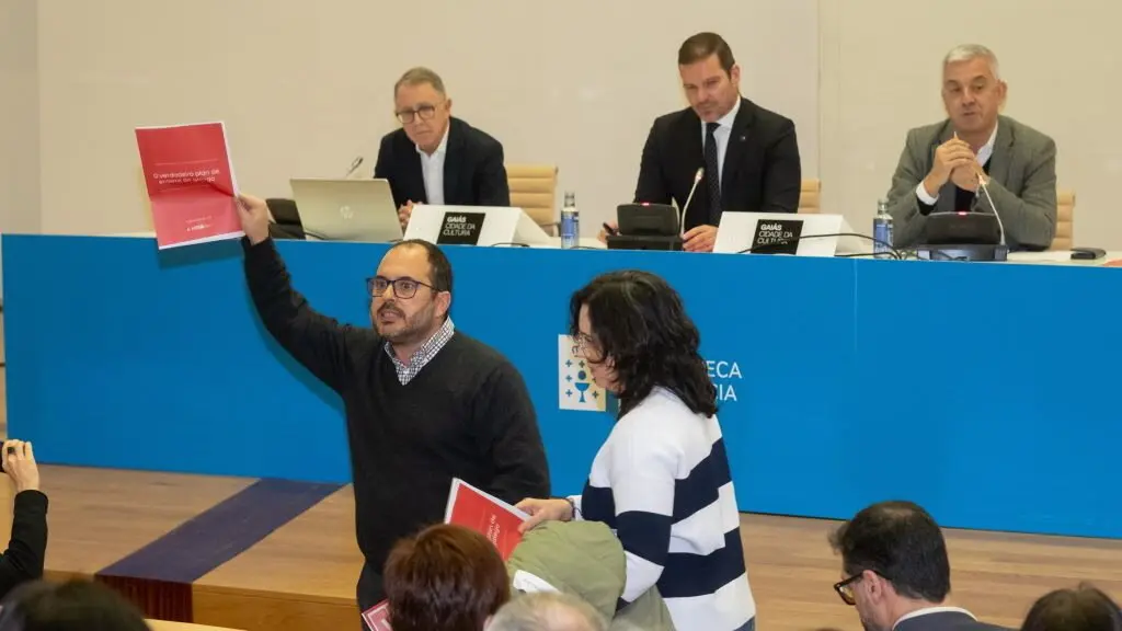 Marcos Maceira e Celia Armas, da Mesa pola Normalizaci&oacute;n Ling&uuml;&iacute;stica, protestando diante de Manuel Gonz&aacute;lez, Jos&eacute; L&oacute;pez Campos e Valent&iacute;n Garc&iacute;a. (Foto: Arxina)