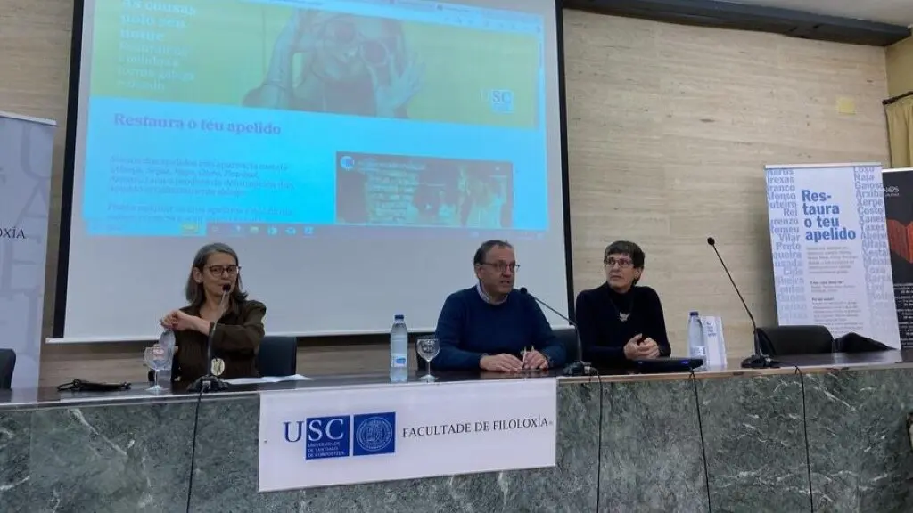 Elsa Gonz&aacute;lez, Gumersindo Feijoo e Ana Boull&oacute;n, esta quinta feira. (Foto: USC)