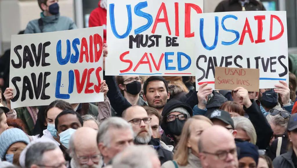Protesta o 3 de febreiro de 2025 contra o fechamento da Usaid diante da s&uacute;a sede, en Washington (Estados Unidos). (Foto: Gent Shkullaku / ZUMA Press / DPA v&iacute;a Europa Press)