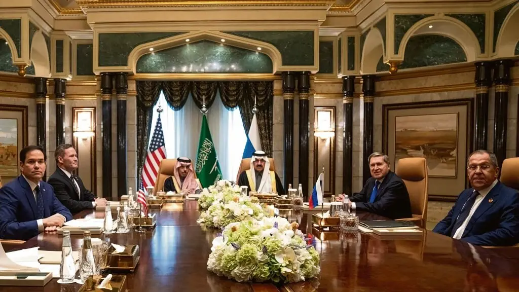Rubio e Waltz (Estados Unidos), Faisal e Al-Aiban (por parte da mediaci&oacute;n saudita), e Ushakov e Lavrov (Rusia), onte en Riad, capital de Arabia Saudita. (Foto: Freddie Everett / Departamento de Estado dos EUA / DPA)
