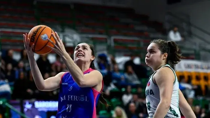 Blanca Mill&aacute;n lanzando a canastra ante o Sassari. (Foto: Eurocup)