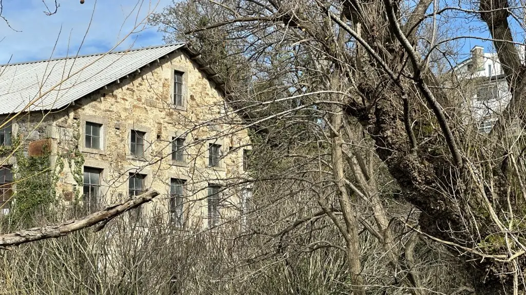 Antiga f&aacute;brica de papel La Cristina, este domingo, en Lavadores, Vigo. (Foto: N. B.)