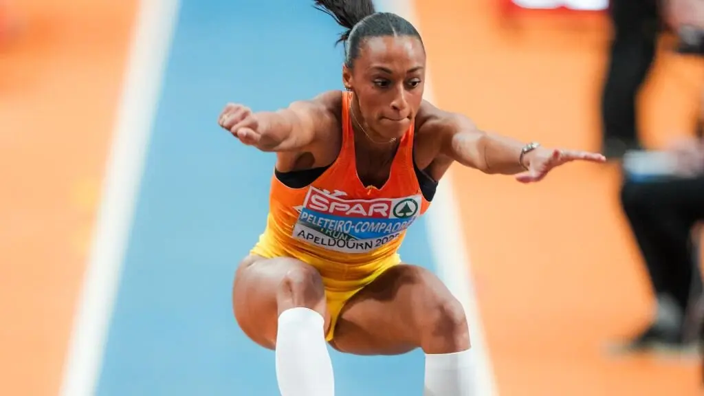 Ana Peleteiro saltando no Europeo de Apeldoorn. (Foto: RFEA)