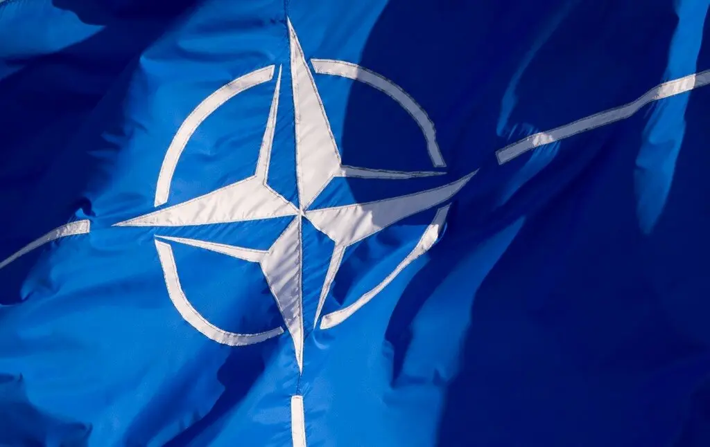 Bandeira da OTAN. (Foto: Daniel Naupold / dpa)