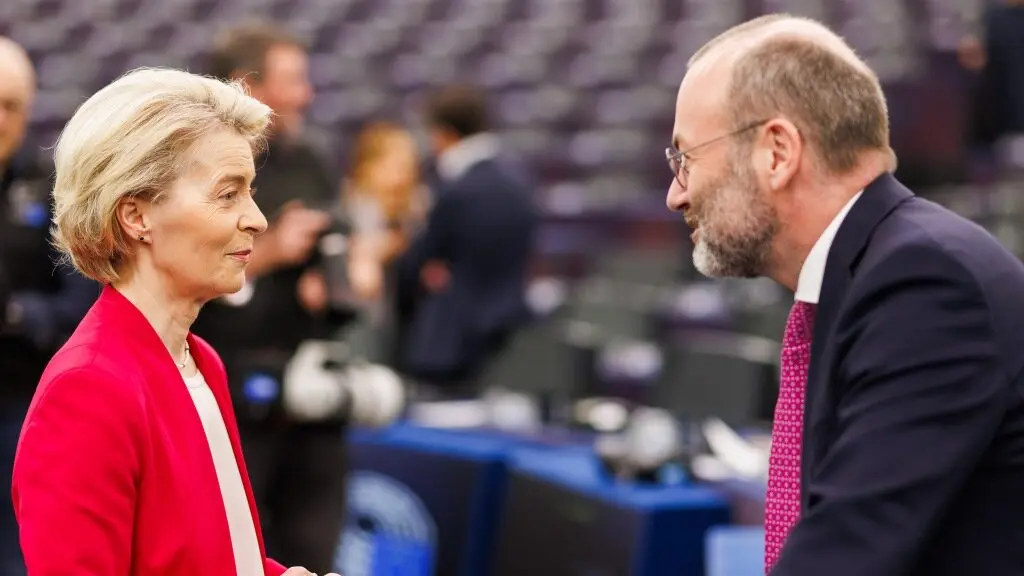 Ursula von der Leyen, saudando na terza feira o l&iacute;der do grupo popular no Parlamento europeo, Manfred Weber. (Foto: Philipp von Ditfurth / DPA)