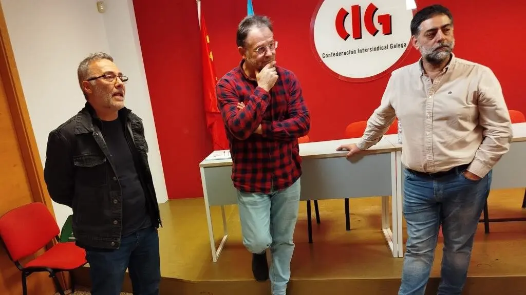 Paulo Carril, no centro, esta quinta feira na rolda de prensa. (Foto: Ricardo Su&aacute;rez)