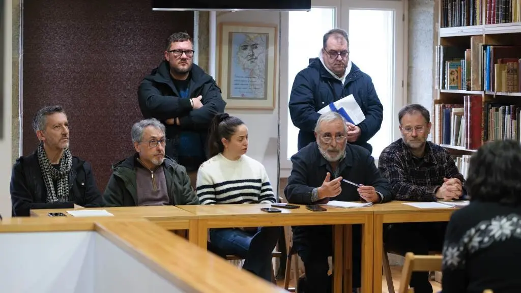 Fins Eirexas (Adega), Manuel Dacal (Fruga), Lorena Mu&ntilde;iz e Xos&eacute; Alfredo Pereira (Orgammcc) e Paulo Carril (CIG). Atr&aacute;s, Diego S&aacute;nchez (SLG) e Xes&uacute;s Barreiro (Ingateco). [Foto: Arxina]