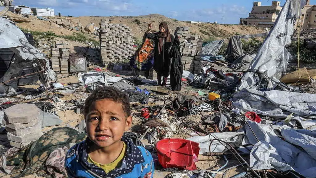 Unha familia palestina inspecciona os danos causados por un ataque a&eacute;reo israel&iacute; contra Khan Yunis este 19 de marzo. (Foto: Abed Rahim Khatib / dpa)