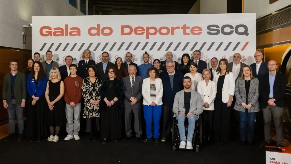 Autoridades locais, xornalistas e persoas premiadas na VII Gala do Deporte de Compostela, esta segunda feira. (Foto: Arxina)