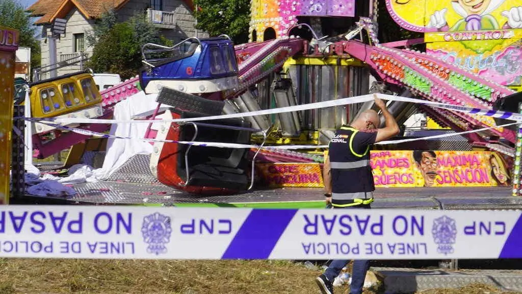 Un axente da polic&iacute;a xunto &aacute; atracci&oacute;n sinistrada o 3 de agosto na parroquia de Matam&aacute;, en Vigo. (Foto: Javier V&aacute;zquez / Europa Press)