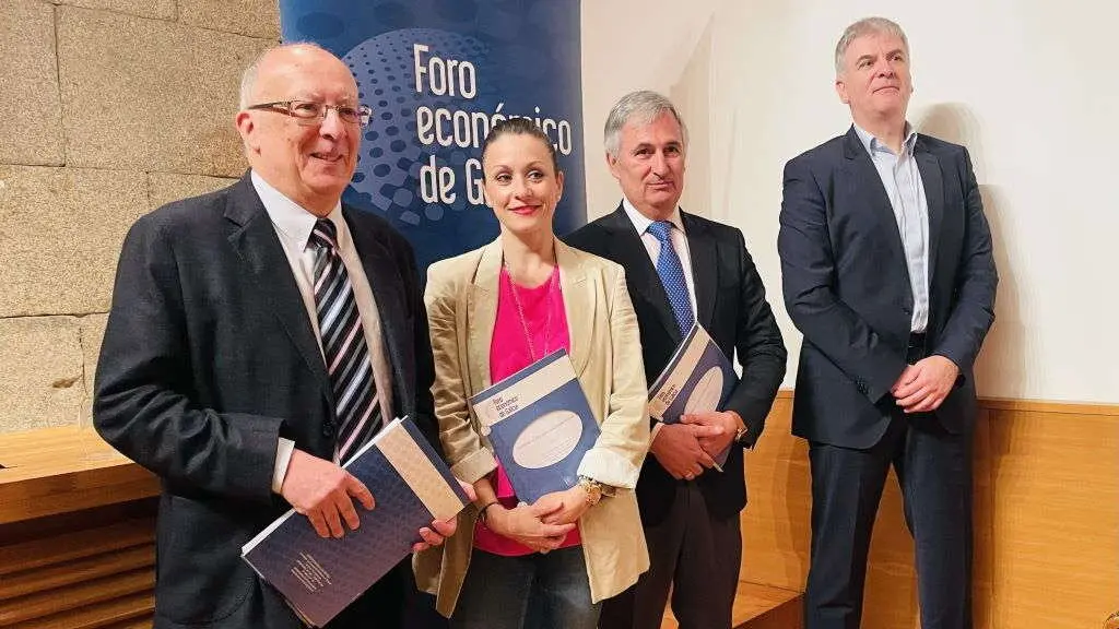 Fernando Gonz&aacute;lez Laxe, Luc&iacute;a Ferreira, Jos&eacute; Francisco Armesto e Santiago Lago esta terza feira, 1 de abril. (Foto: Econ&oacute;mico de Galicia).
