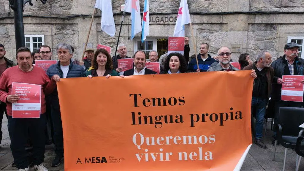 Concentraci&oacute;n da Mesa en Padr&oacute;n "en defensa do dereito a vivir en galego". (Foto: Arxina)