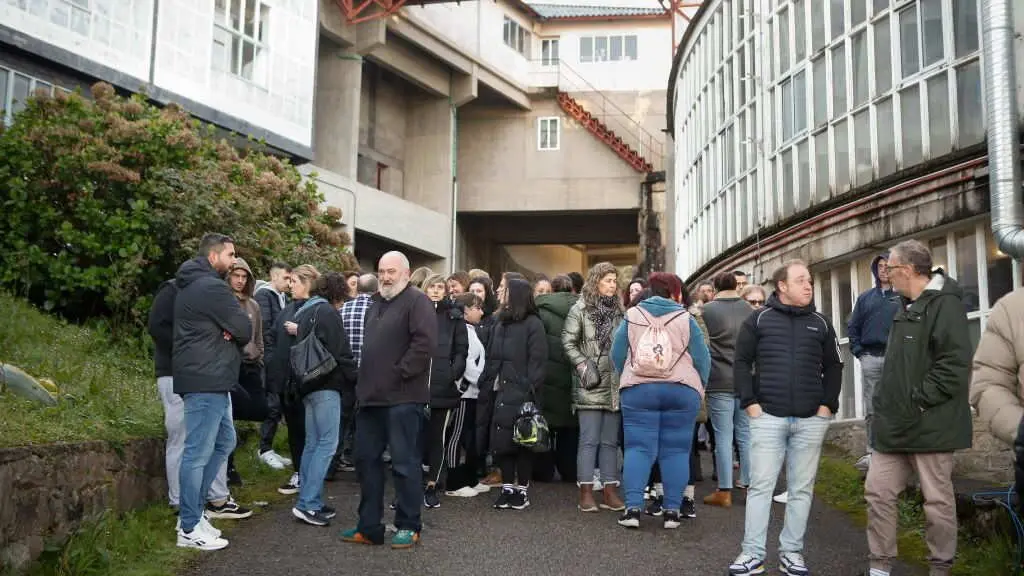 Traballadoras e traballadores da planta de Sargadelos de Cervo &aacute;s portas da factor&iacute;a o pasado 3 de abril. (Foto: Carlos Castro / Europa Press)