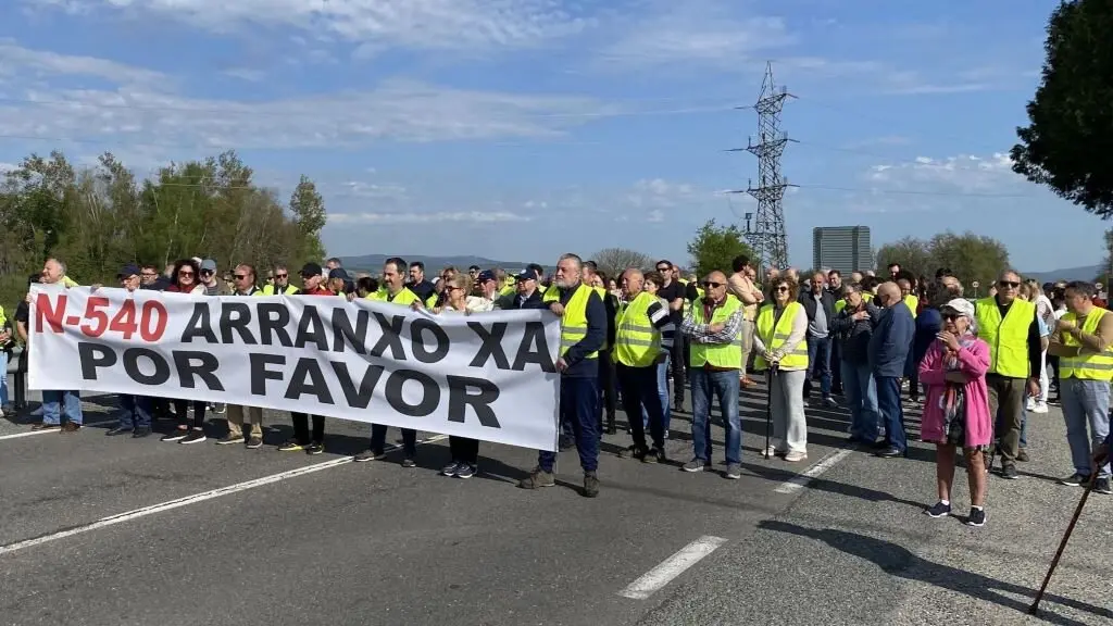 Mobilizaci&oacute;n de veci&ntilde;anza de Chantada, esta sexta feira, en demanda do arranxo da N-540. (Foto: Europa Press)