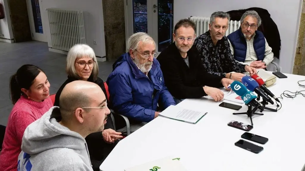 De esquerda a dereita: Fran Xeral (SLG); Lorena Mu&ntilde;iz, Generosa Gey e  Alfredo Pereira (Orgaccmm); Paulo Carril (CIG); Fins Eirexas (Adega) e Manuel da Cal (Fruga). (Foto: Arxina)
