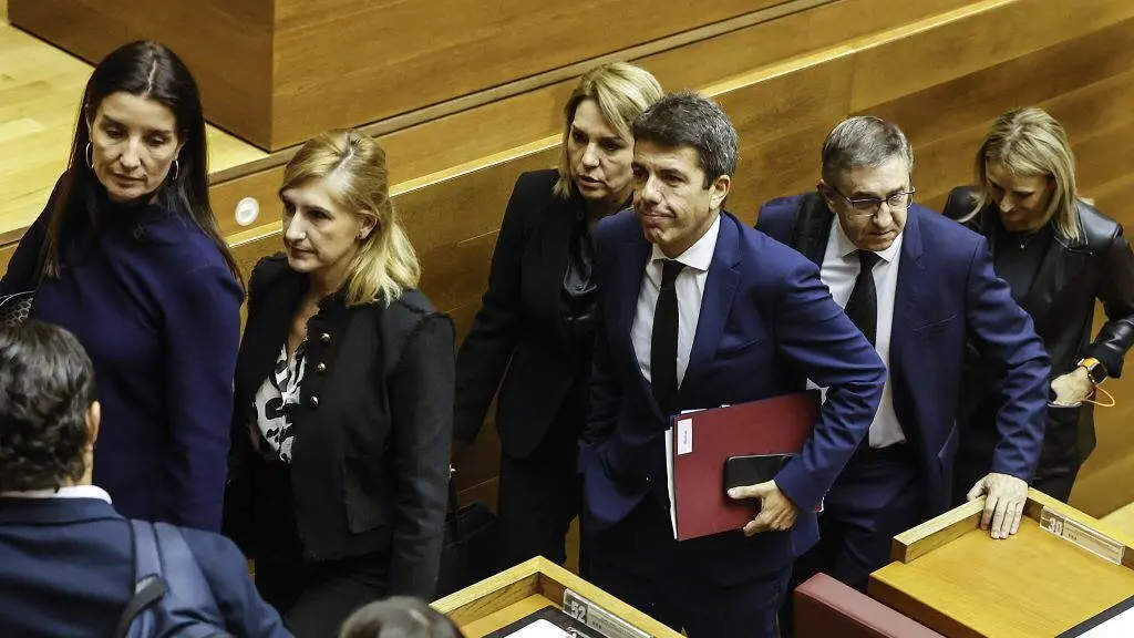 Carlos Maz&oacute;n, acompa&ntilde;ado da actual vicepresidenta da Generalitat e precedido da ex consellera Salom&ntilde;e Pradas, abandona unha sesi&oacute;n plenaria nas Corts Valencianes o pasado novembro. (Foto: Rober Solsona / Europa Press)