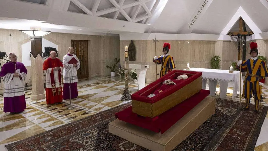 O cardeal Kevin Farrell durante o rito da constataci&oacute;n da morte do papa Francisco na capela de Santa Marta. (Foto: Vatican Media/IPA v&iacute;a ZUMA Press/dpa)