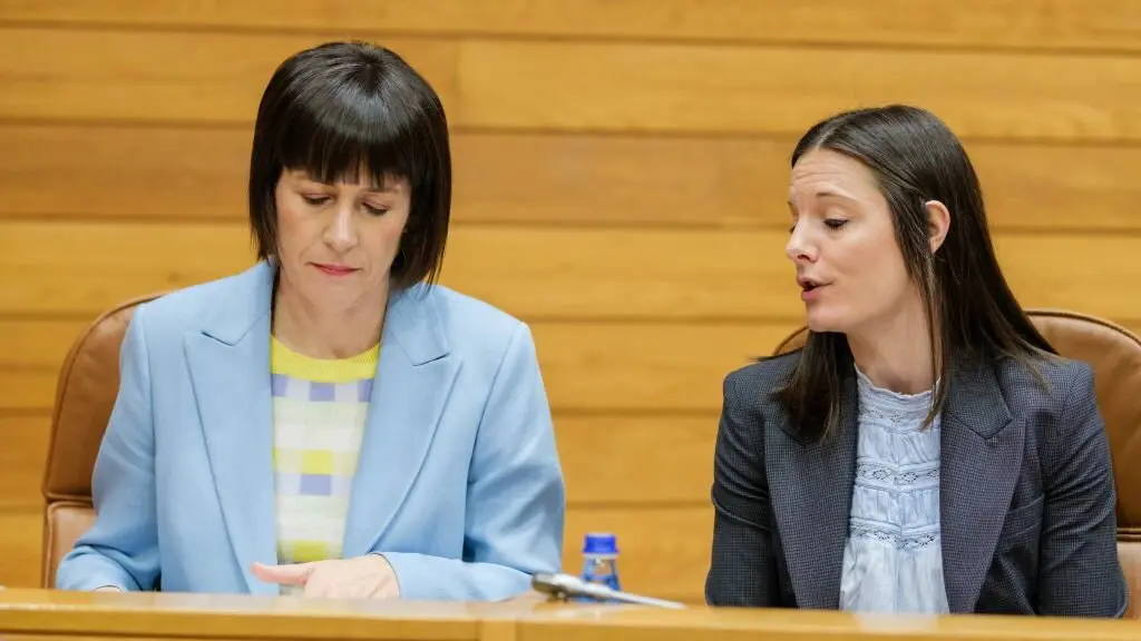 Ana Pont&oacute;n xunto a Olalla Rodil durante o Debate do Estado da Naci&oacute;n este 23 de abril. (Foto: Arxina)