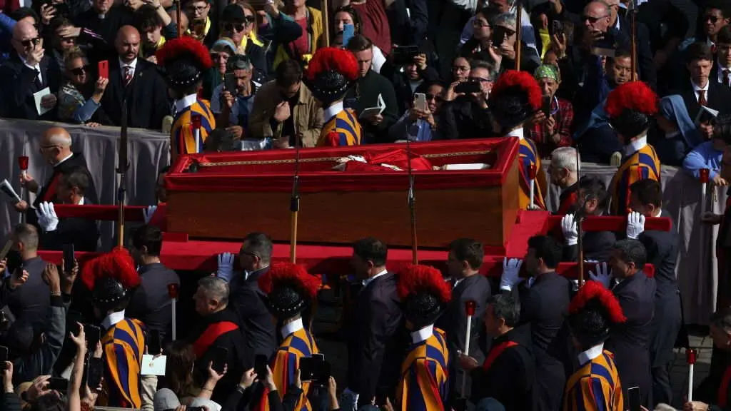 A praza de San Pedro do vaticano acolle o f&eacute;retro do Papa Francisco e miles de fieis que se achegaron para homenaxealo. (Foto: Marco Iacobucci / Ipa-Agency.Net / Zuma Press / ContactoPhoto)